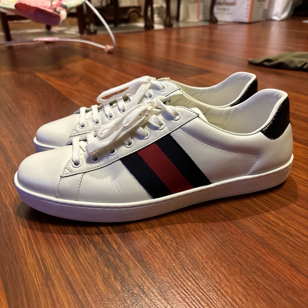Gucci White Leather Sneakers Sleek Minimalist Design - Picture 3 of 8